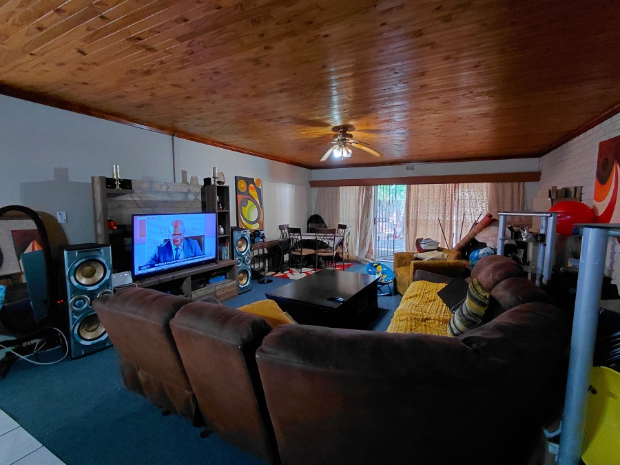 To Let 2 Bedroom Property for Rent in Flamwood North West